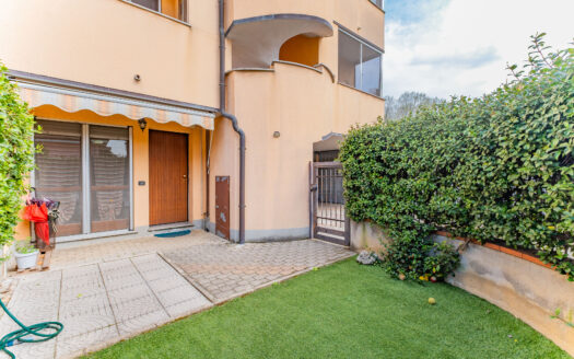 trilocale con giardino