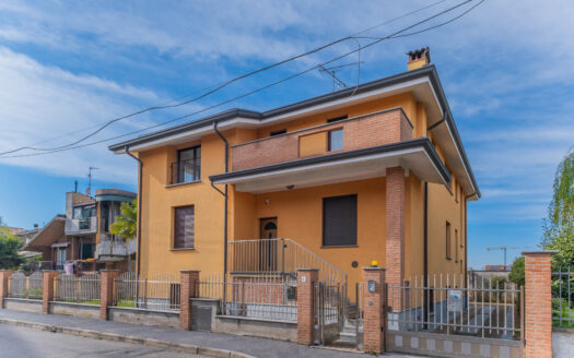 Villa singola con due appartamenti a Bareggio RIF. 0010