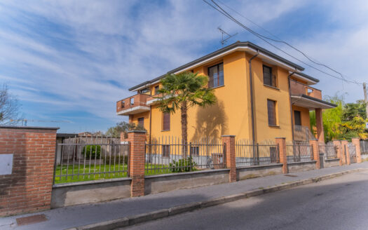 Villa singola con due appartamenti a Bareggio RIF. 0010