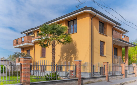 Villa singola con due appartamenti a Bareggio RIF. 0010